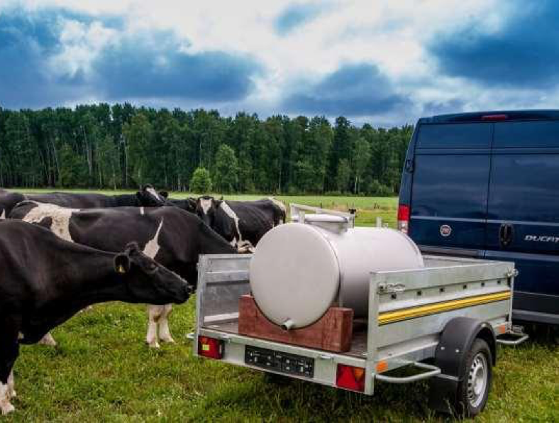 Milk trailer, mobile milk cistern for small processor